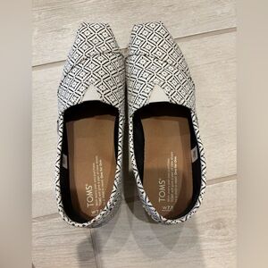 Black & White Pattern Toms